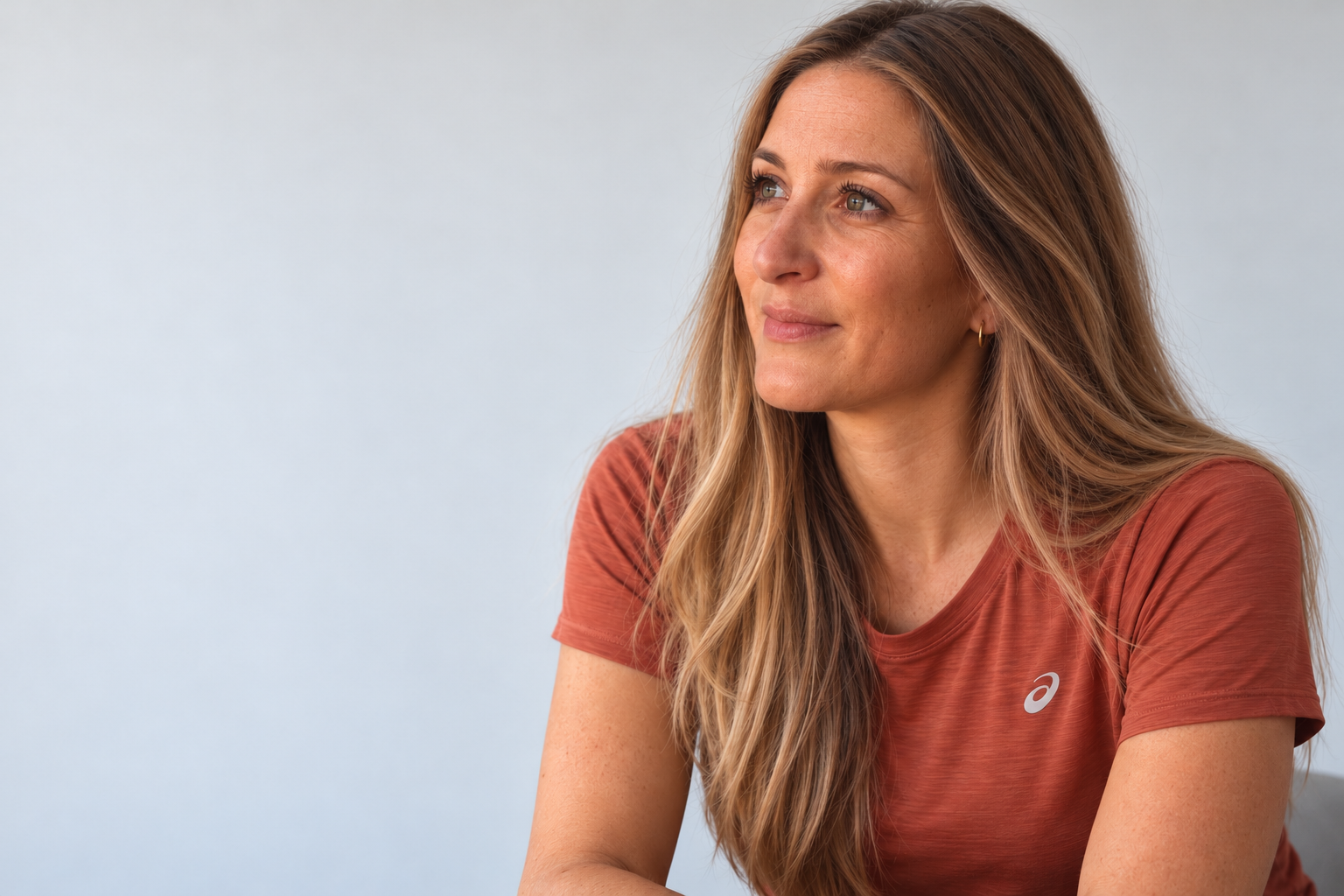 Lisa Lange im kupferfarbenen T-Shirt